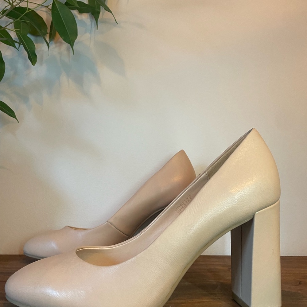Le Chateau Women's Classic Cream Leather Block Heels - Picture 5 of 11